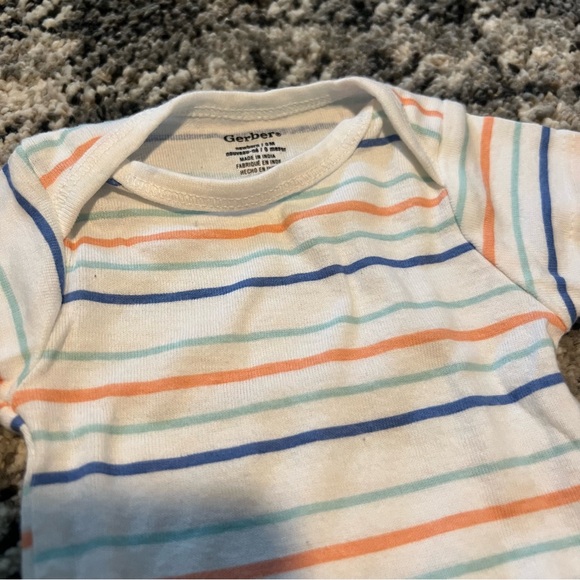 Bundle of 2 newborn baby onesies Carter’s and Gerber - Picture 5 of 7